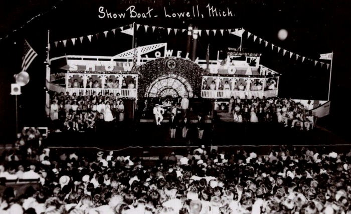 Lowell Showboat VI - POSTCARD